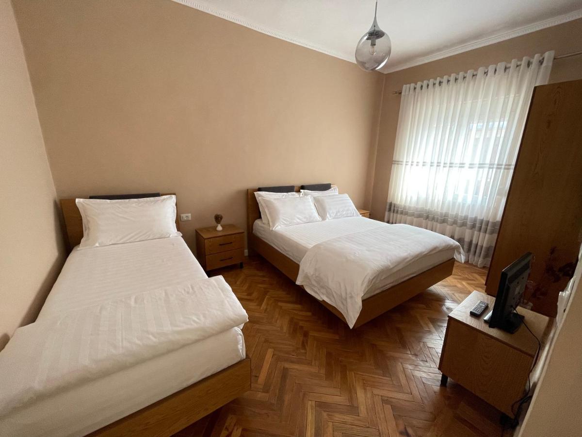Joni & Joy Center Apartment เบราท ภายนอก รูปภาพ